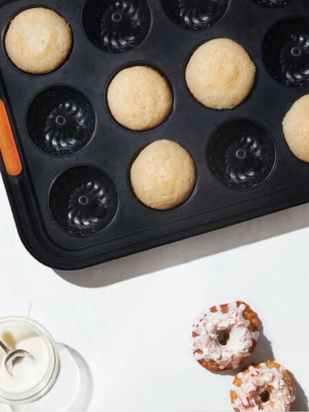 NWT Le Creuset 12 cup Mini Tube Bundt Toughened Non-Stick Cakelet Pan
